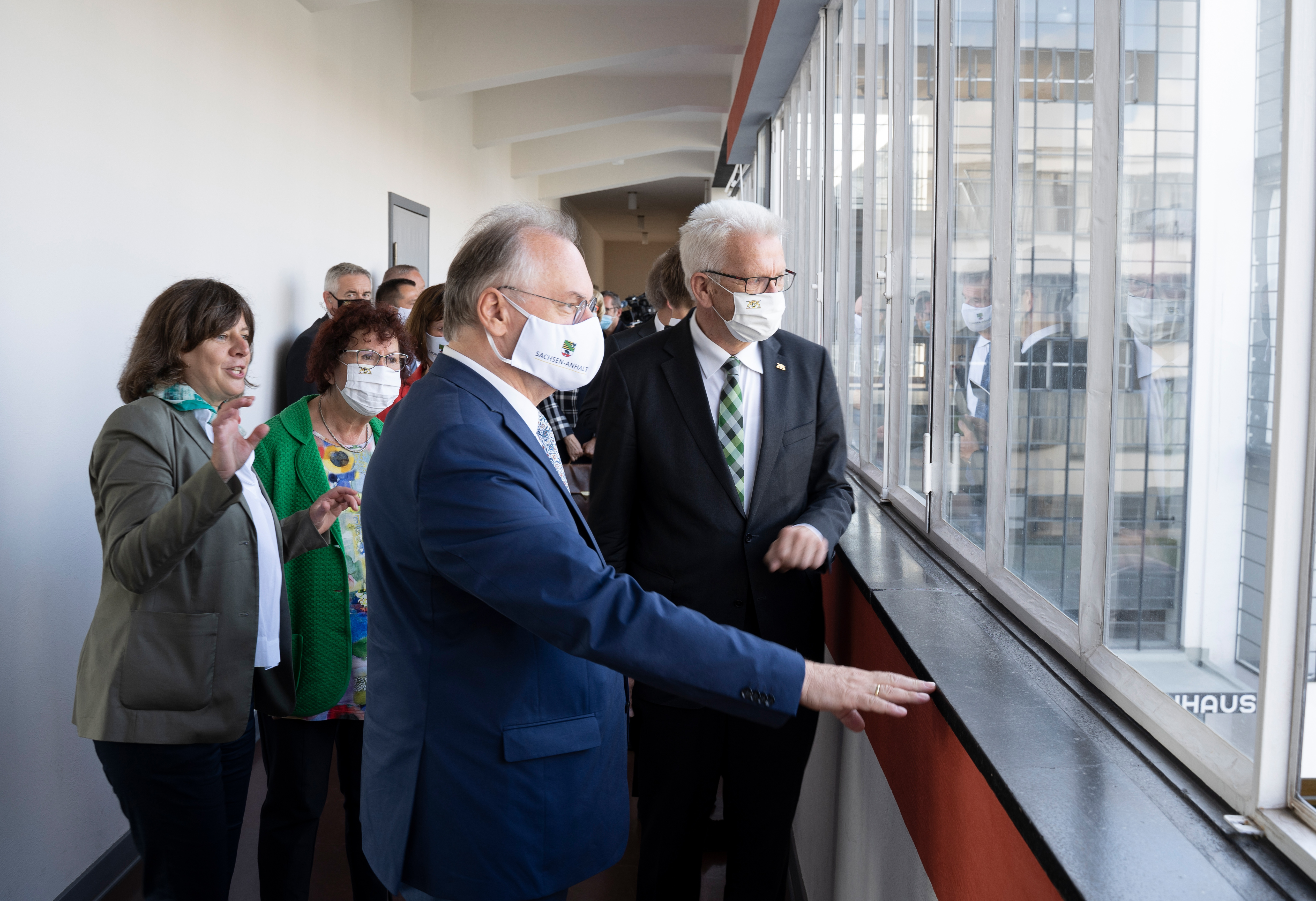 Ministerpräsident Winfried Kretschmann (r.) mit Reiner Haselhoff (l.), Ministerpräsident von Sachsen-Anhalt, im Bauhaus Museum in Dessau (Bild: Staatsministerium Baden-Württemberg)