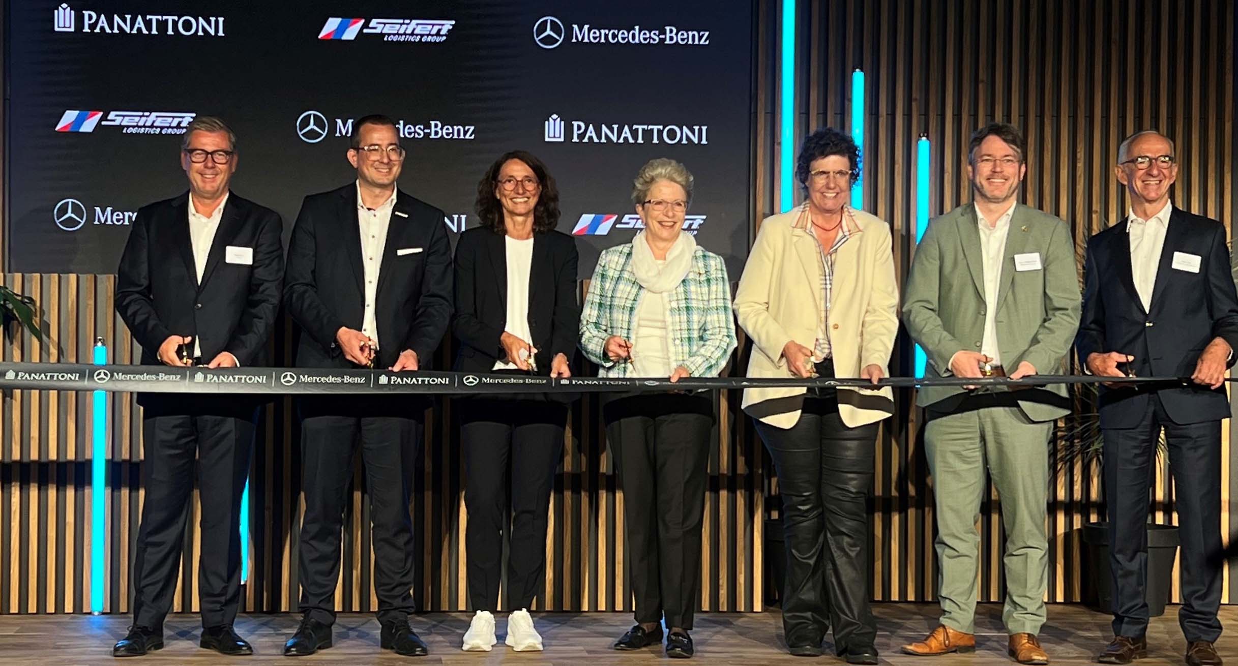 Gruppenbild anlässlich der Eröffnung des neuen Logistikzentrums der Mercedes-Benz AG am 22. Mai 2025 in Bischweier (Kreis Rastatt)