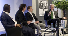 v.l.n.r.: Der ehemalige Fu&szlig;ballnationalspieler Gerald Asamoah, Moderator G&uuml;nther Laubis (SWR), der Turner Fabian Hamb&uuml;chen und Ministerpr&auml;sident Winfried Kretschmann im Gespr&auml;ch.