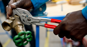 Ein Migrant arbeitet in der Lernwerkstatt unter professioneller Anleitung an einem Werkstück.  (Bild: picture alliance/Sven Hoppe/dpa)