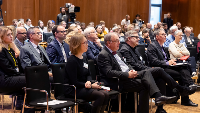Saal mit Teilehmern der Demokratiekonferenz 2023