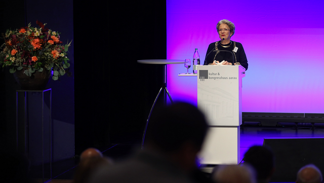 Staatsr&auml;tin Barbara Bosch spricht auf der Demokratiekonferenz 2025 in Aarau (Schweiz).