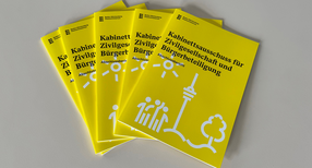 F&uuml;nf Exemplare der Publikation &bdquo;Kabinettsausschuss f&uuml;r Zivilgesellschaft und B&uuml;rgerbeteiligung &ndash; Abschlussbericht&ldquo;