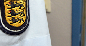 Tisch und Stühle stehen stehen in einem Besuchsraum des Abschiebungshaftgefängnisses in Pforzheim (Foto: dpa)