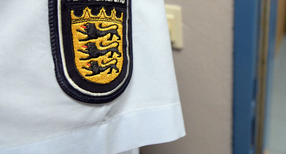 Tisch und Stühle stehen stehen in einem Besuchsraum des Abschiebungshaftgefängnisses in Pforzheim (Foto: dpa)