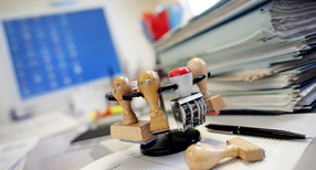 Symbolbild: Ein Stempelkarussell (Stempelhalter) steht neben einem Stapel Akten auf einem Schreibtisch in einer Beh&ouml;rde. (Bild: dpa)