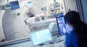 Eine Patientin wird in einem Krankenhaus in Stuttgart in einem Computertomographen (CT) untersucht (Bild: &copy; dpa)